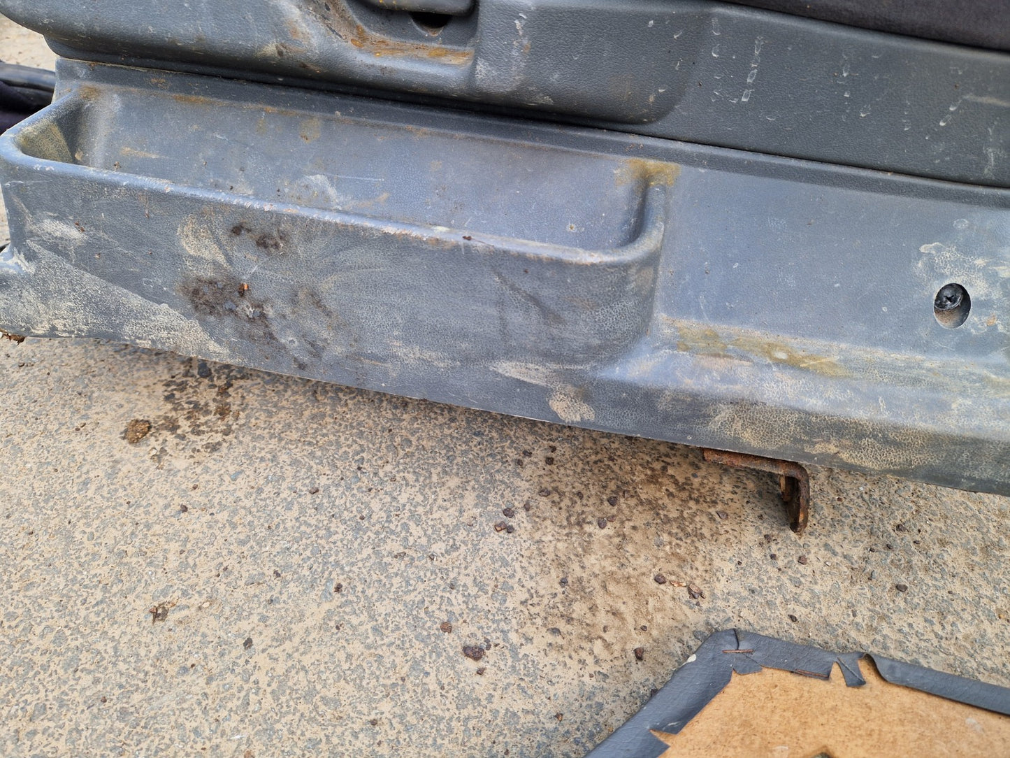 VITARA MK1 FRONT SEAT SIDE TRIM BOTTOM PIECE DRIVERS O/S