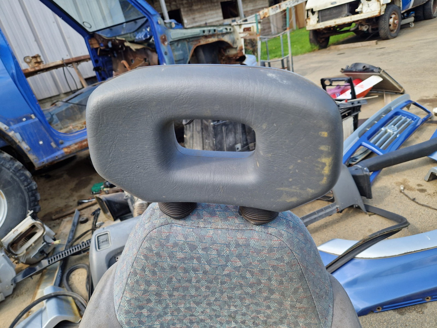 SUZUKI VITARA MK1 FRONT SEAT HEADRESTS O/S N/S  JX 4U 4U2 BLUE